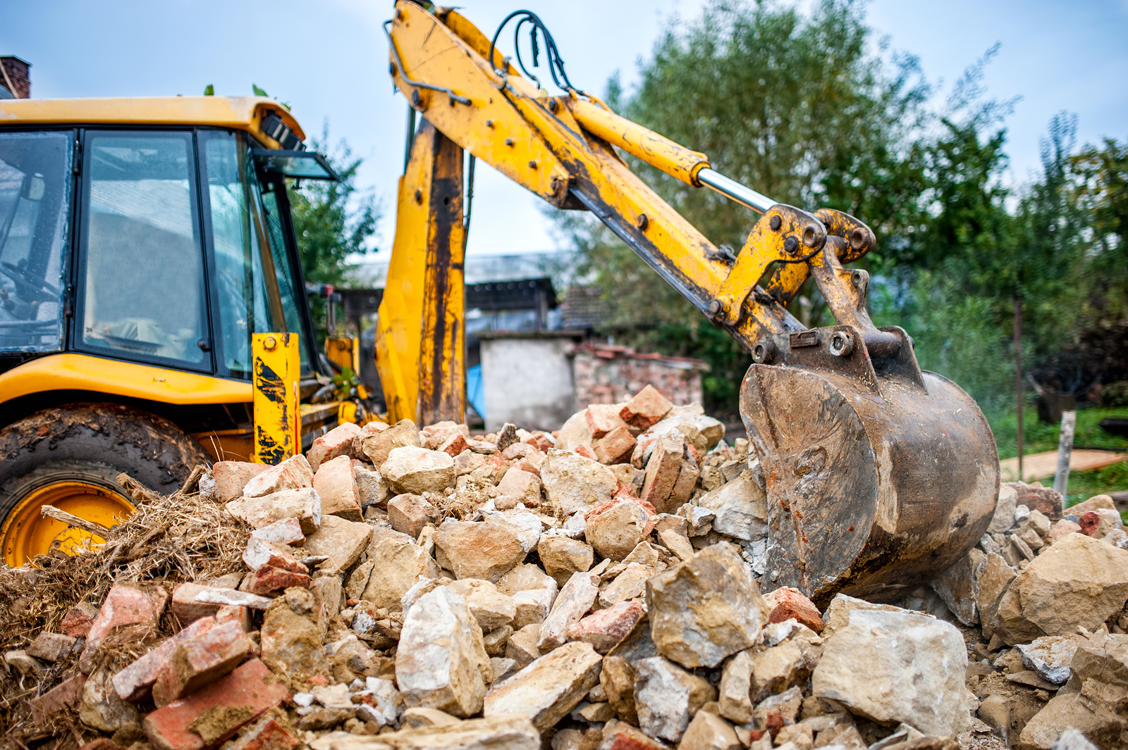 9 Benefits of Hiring a Qualified Demolition Contractor for Your Home