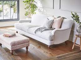 The Hamptons Luxury Guide: 5 Types of Classic Luxury Sofas for the Discerning Homeowner